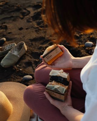 🌿 Každé mýdlo má svůj příběh. Tento začal v tatínkově dílně, ale možná už u ohně v Coloradu. Během studijního pobytu v...