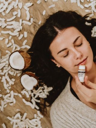 Milujete kokos? Tak pozor – tahle vůně si vás získá dřív, než stihnete říct „ještě jednou“. 🥥💋 Je jemně krémová, hřejivá a...