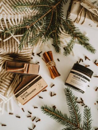 Hřebíček & skořice. Vůně zimy, která zahřeje, i když je venku mráz. Ne sladká, ale kořeněná a hřejivá. Připomíná chvíle...